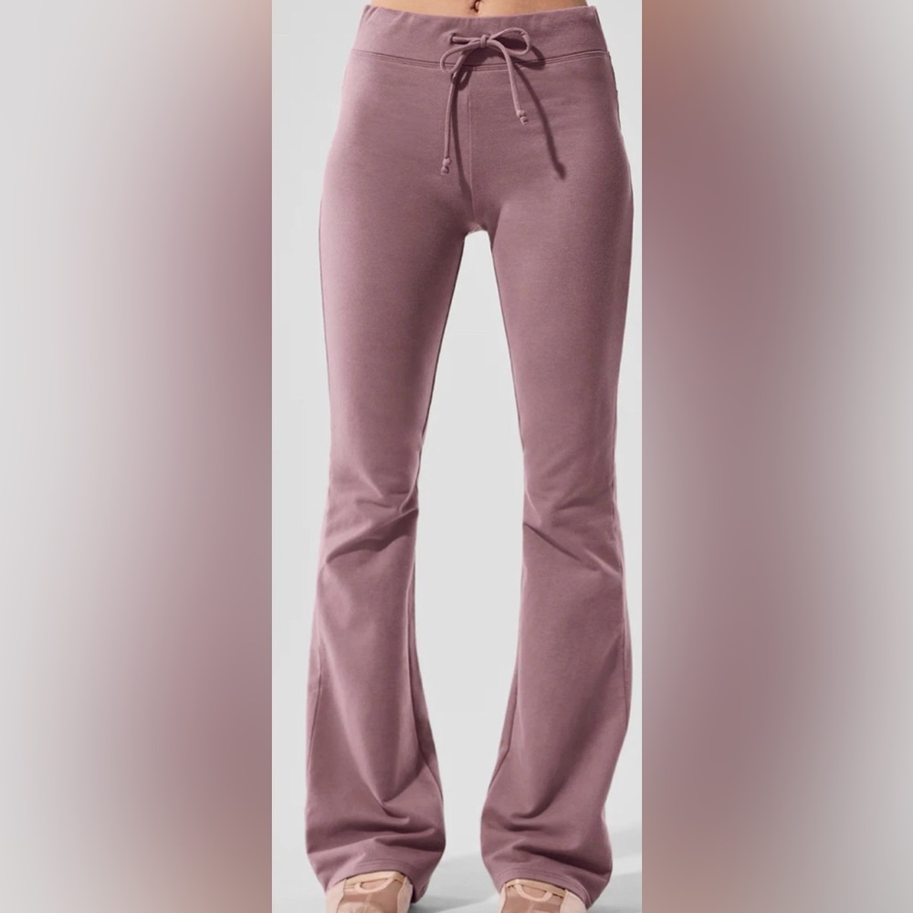 Alo Yoga Sway Bootcut Sweatpant Smokey Quartz SZ.Small Cute Stylish Athleisure